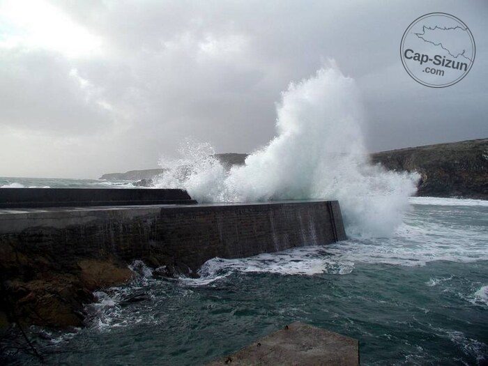 Pors Loubous, à Plogoff, sous la tempête : le petit port-abri et sa digue battus par la mer.