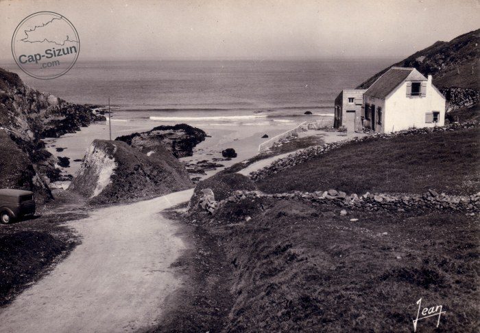 Carte postale ancienne (éditions Jean) : la buvette de Pors Théolen, au-dessus de la crique, à Cléden-Cap-Sizun.